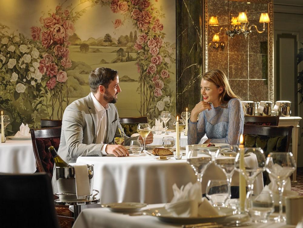 The Rose Hotel Τράλι Εξωτερικό φωτογραφία