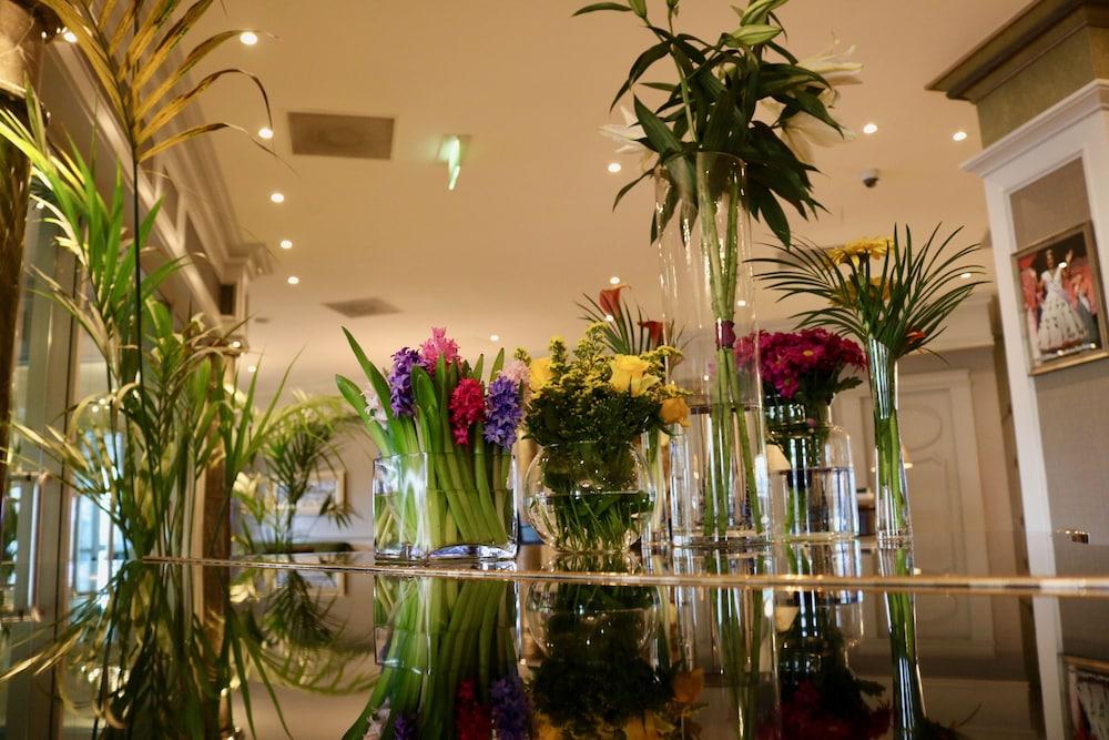 The Rose Hotel Τράλι Εξωτερικό φωτογραφία